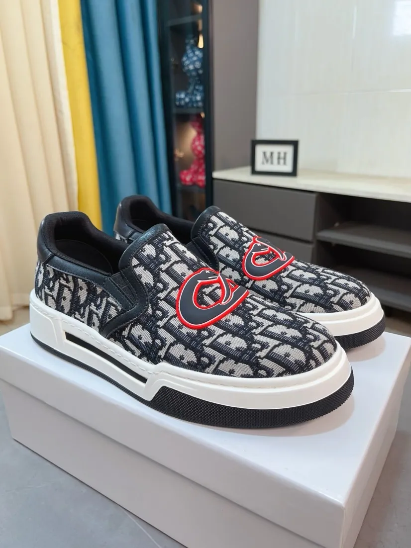 Men's men's shoes💰400🌸🌸[Dior] 25ss new product B01 moral training shoes. The toe dimension design of the couple's style is a bit wider. The upper foot comfort is perfect. The thread is beautiful. Perfectly suitable for pants styles. Decorated with various classic details. It is an ideal choice for daily styling. Can be matched with various casual items to create exquisite looks. Fabric: top layer cowhide/lining sheepskin TPU original outsole Code number: 38-44, 45 customized